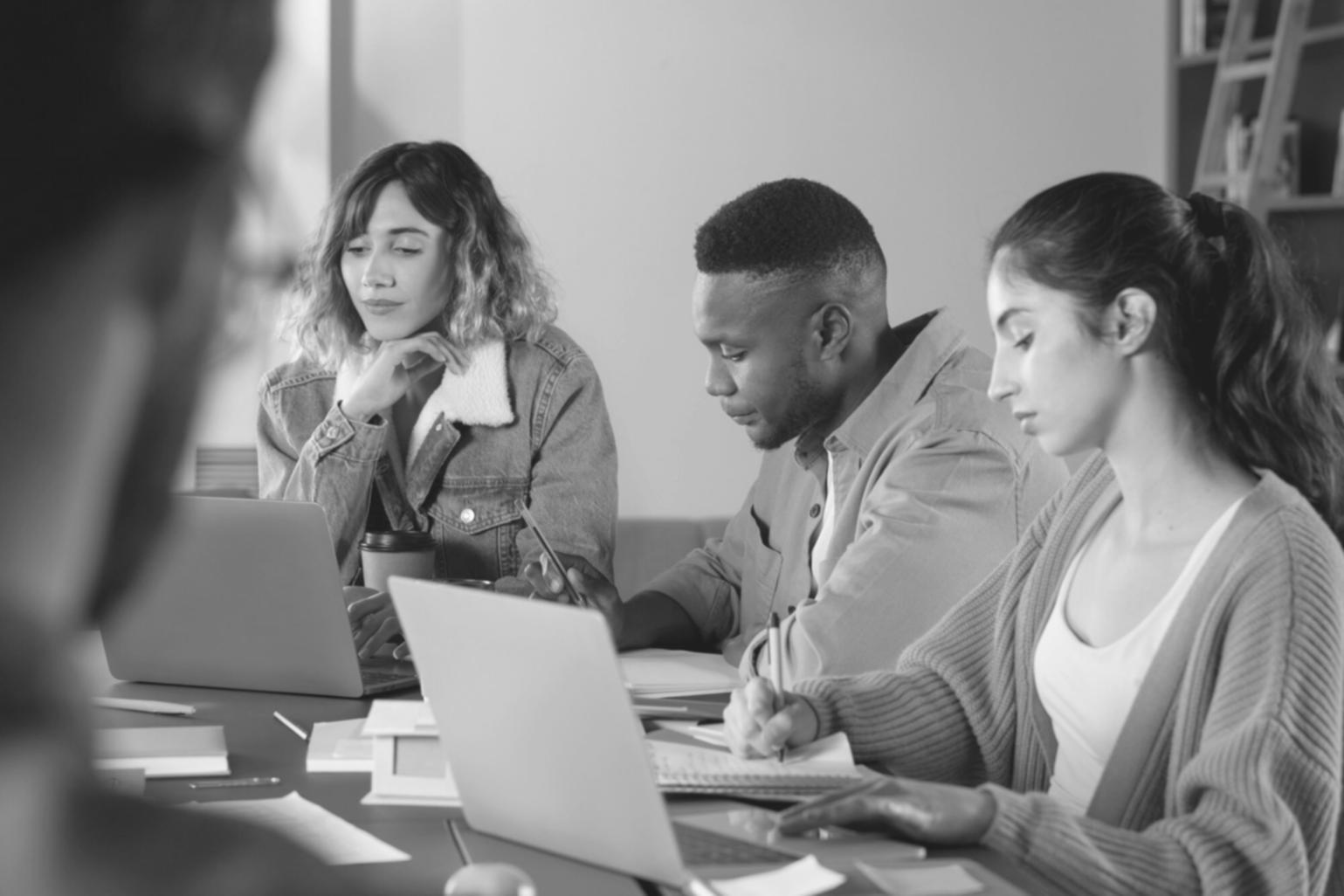 Groupe de participants échangeant sur leurs découvertes stylistiques