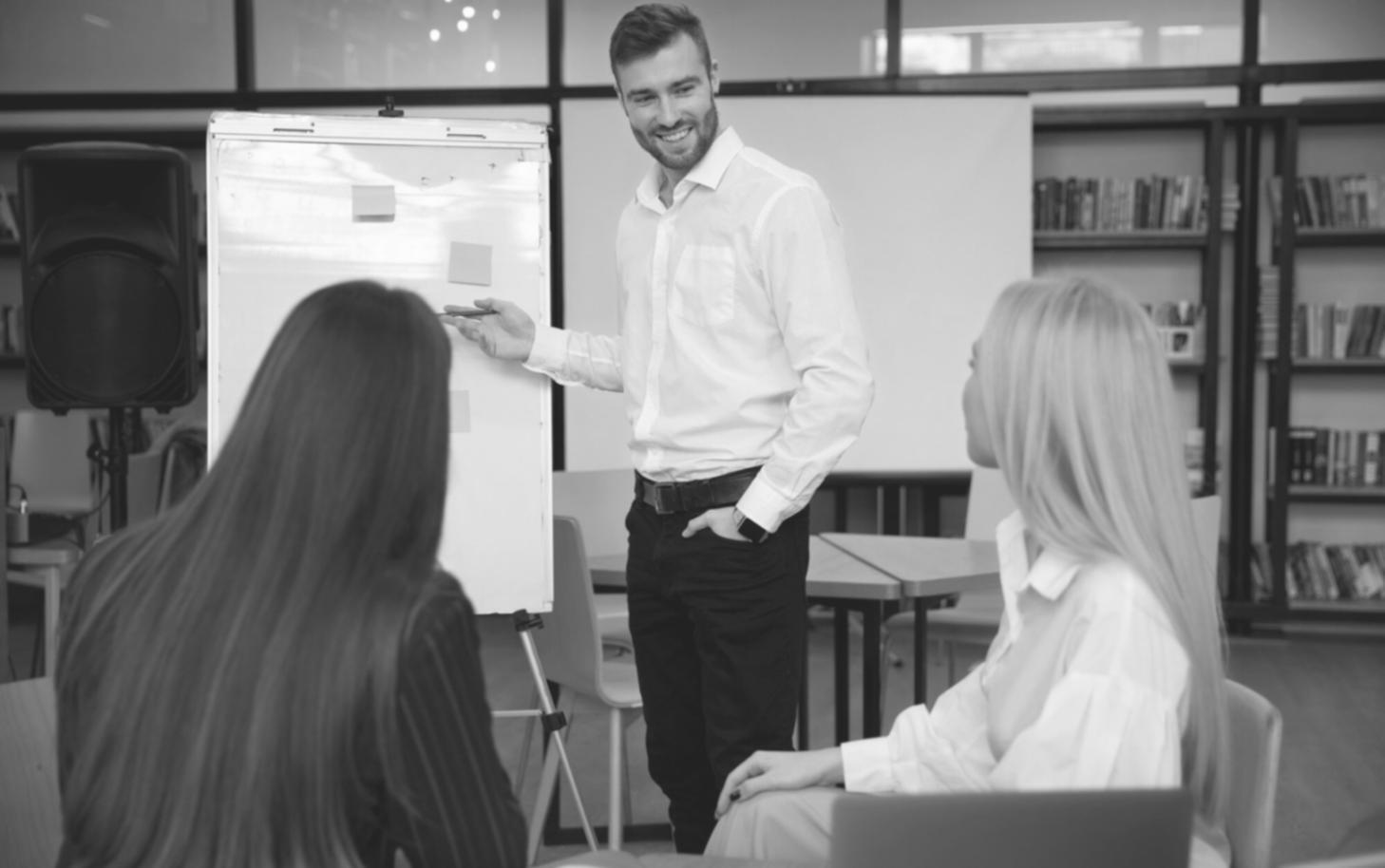 Espace d'apprentissage confortable avec matériel de stylisme et notes d'étude